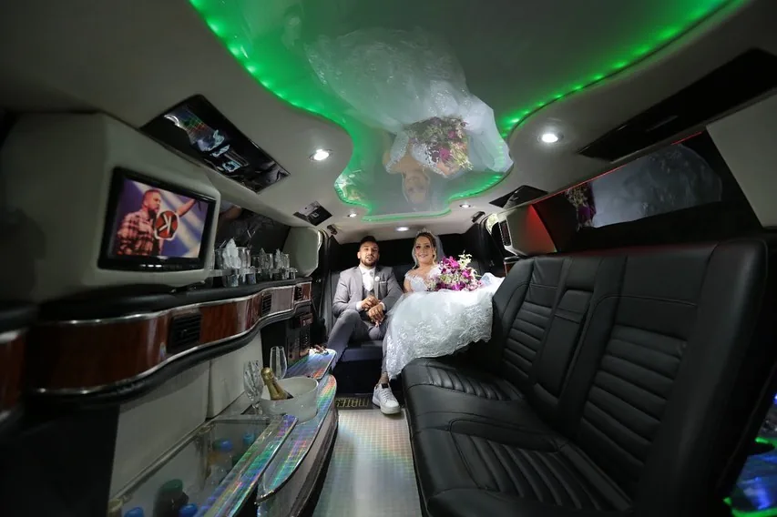 Casal no interior de uma limousine
